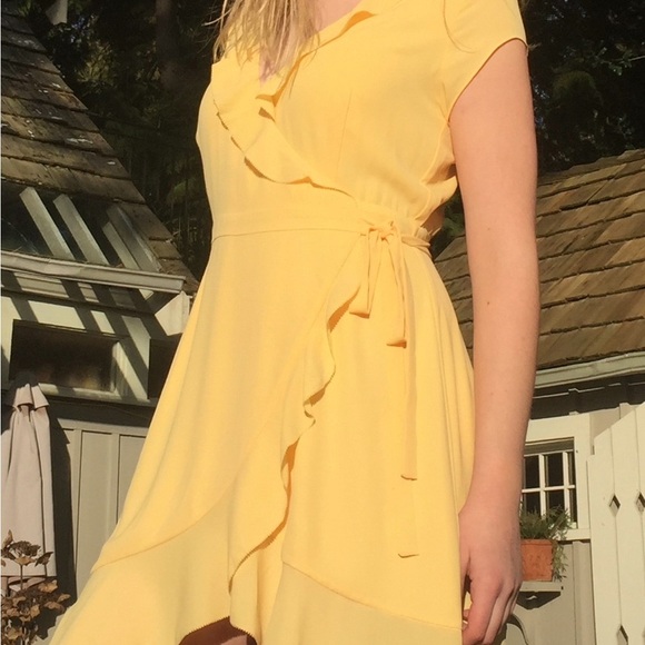 Aritzia wrap dress with flattering ruffle edging. Size 6 in butter yellow - Picture 1 of 6